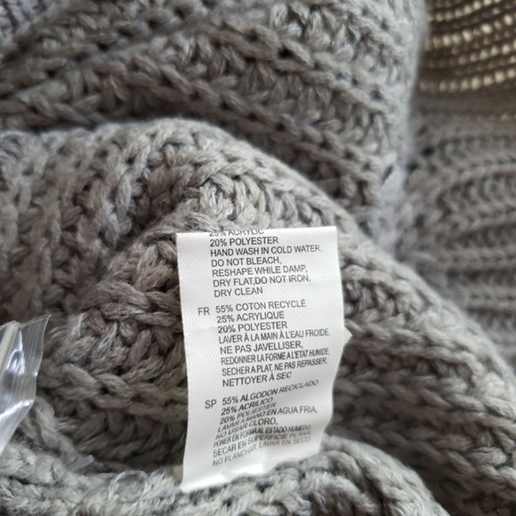 Contemporary Gray Sweater Size Small NEW! - Picture 15 of 16